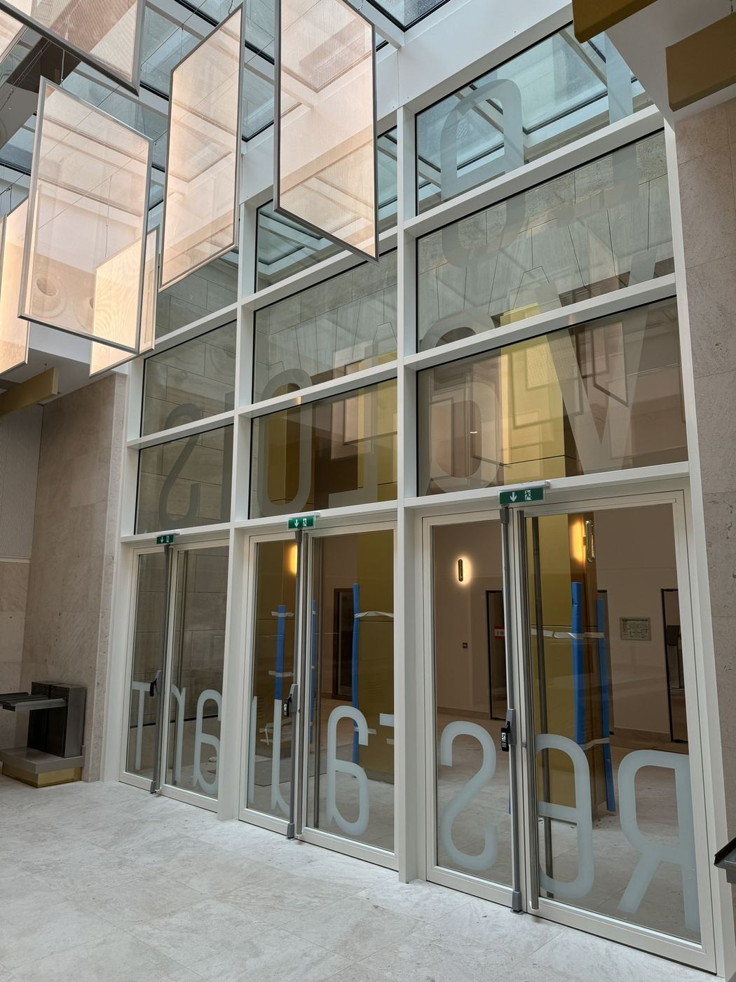 Façade vitrée acier sous verrière